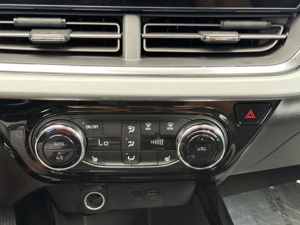 Used 2024 Chevrolet Trax LT w/ LT Convenience Package FWD image 6
