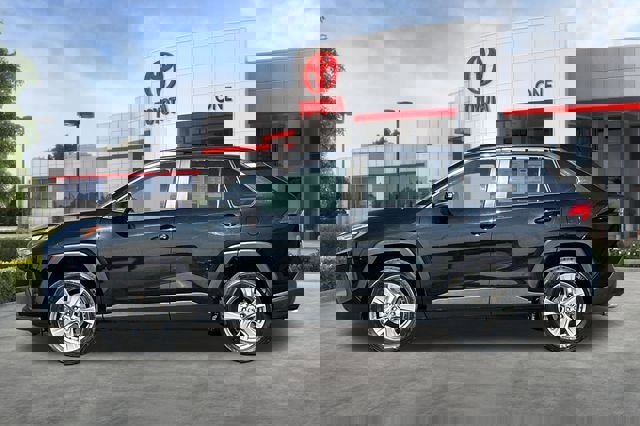 Used 2025 Toyota RAV4 XLE image 8