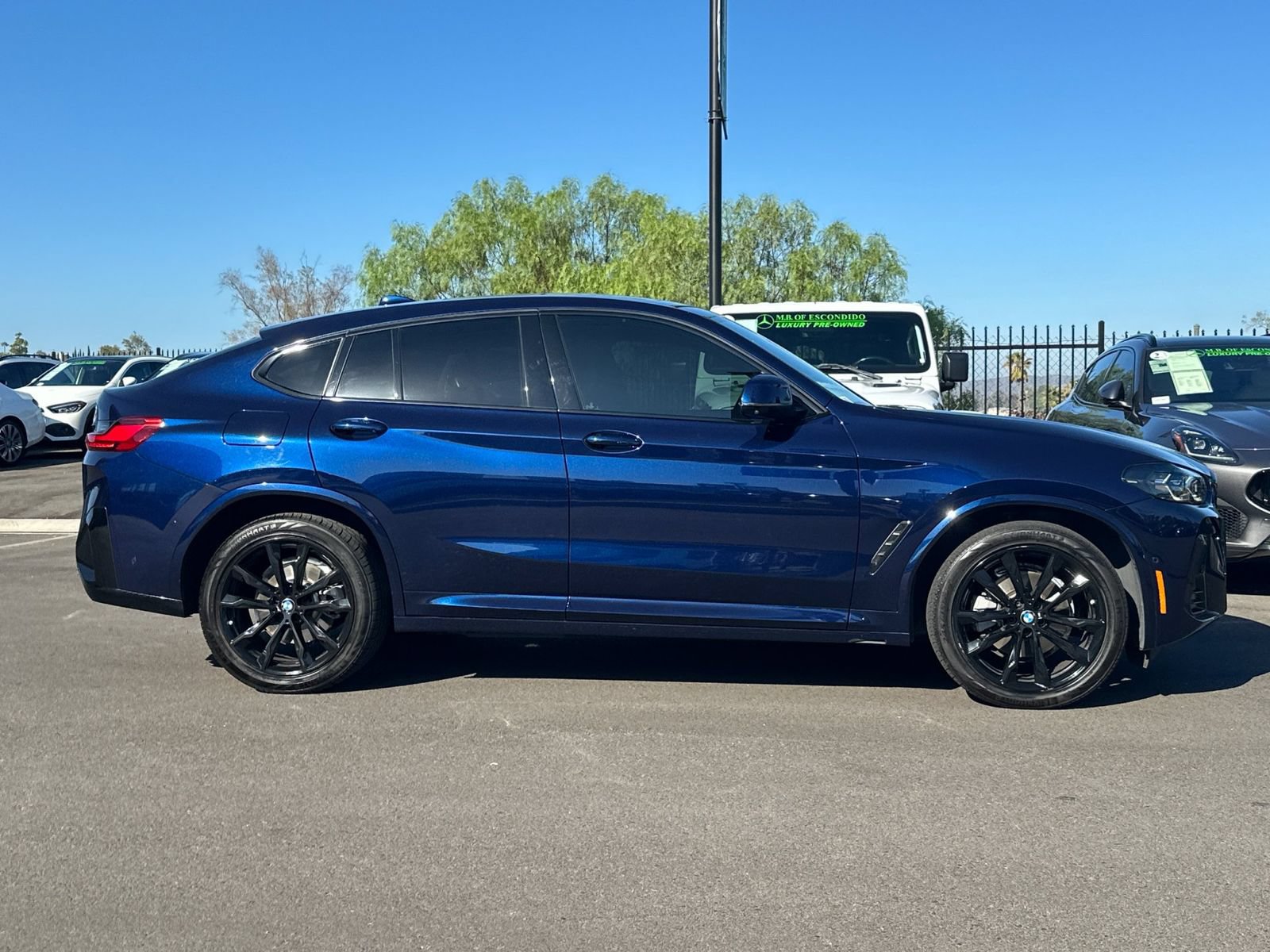 Used 2024 BMW X4 xDrive30i w/ Premium Package AWD/4WD image 2