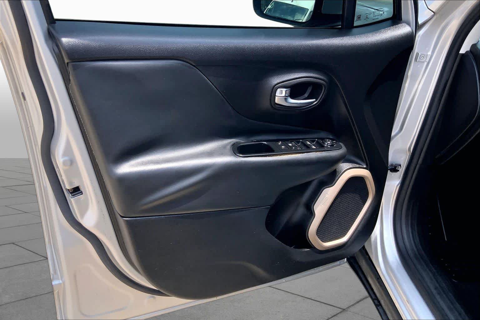 Used 2016 Jeep Renegade Limited FWD image 22