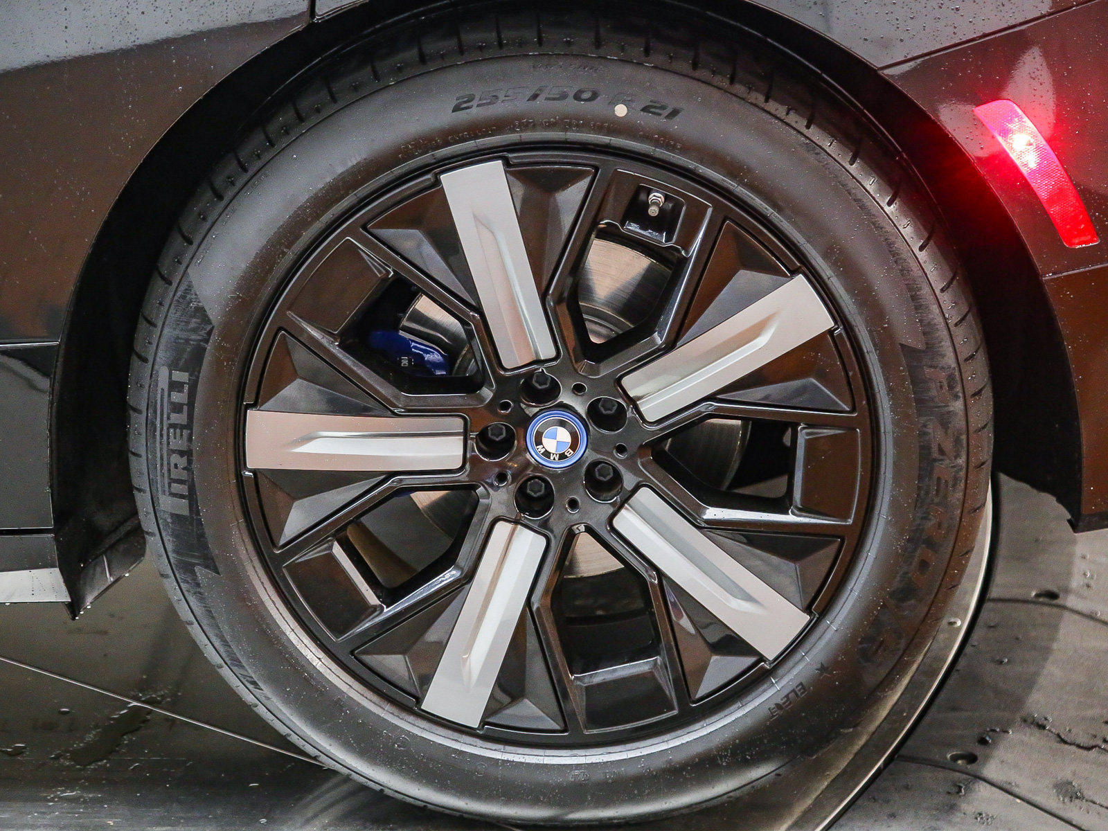 Used 2023 BMW iX xDrive50 w/ Premium Package AWD/4WD image 11