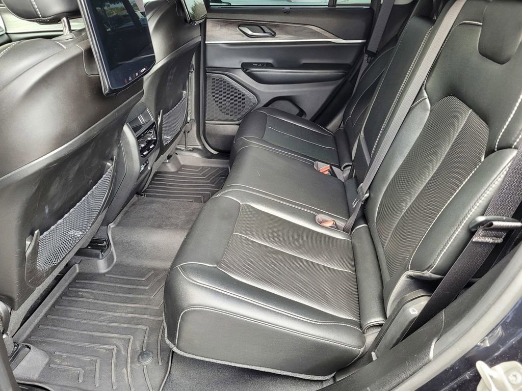 Used 2024 Jeep Grand Cherokee Limited w/ Luxury Tech Group II image 8