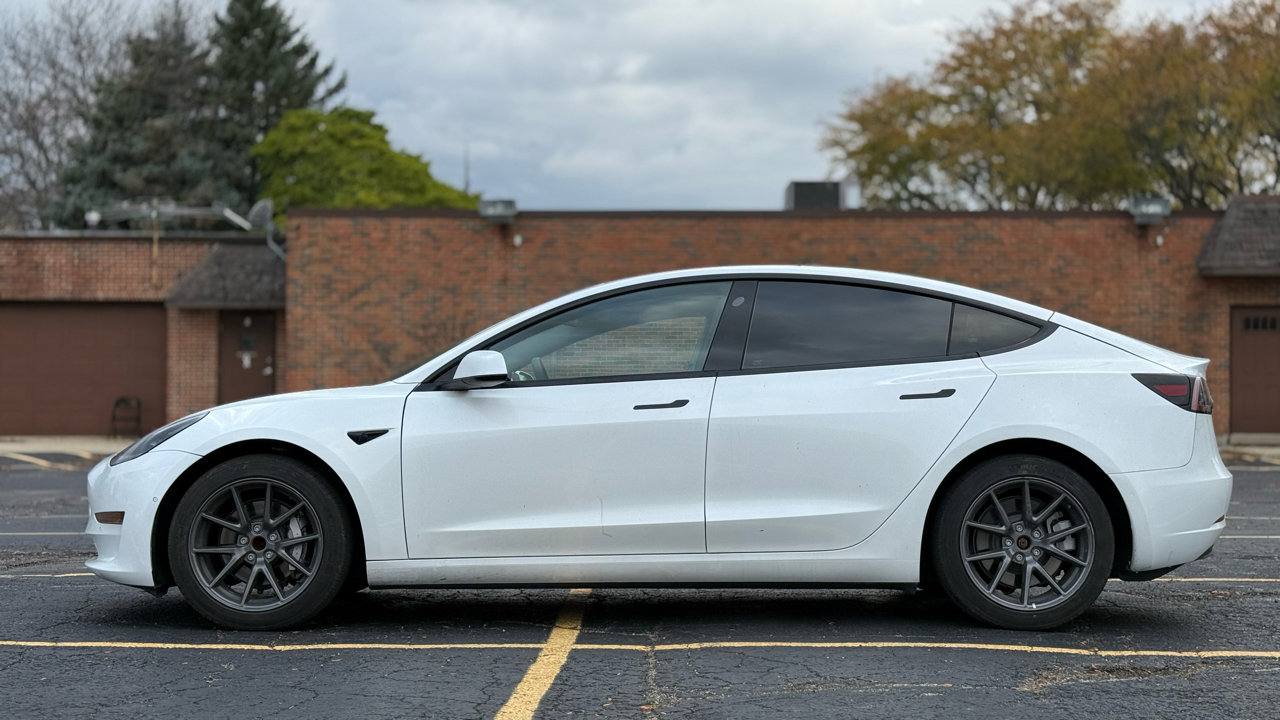 Used 2021 Tesla Model 3 Standard Range Plus image 4