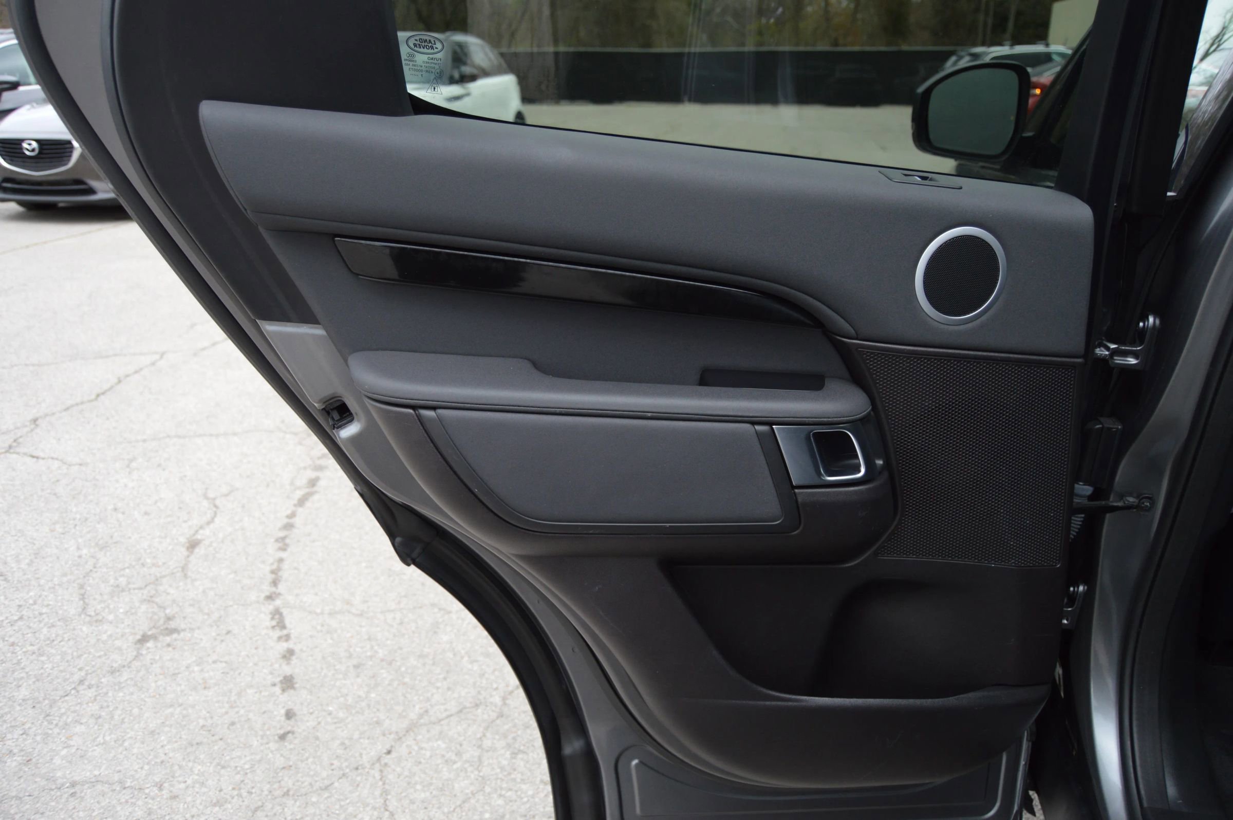 Used 2017 Land Rover Discovery SE AWD/4WD image 18