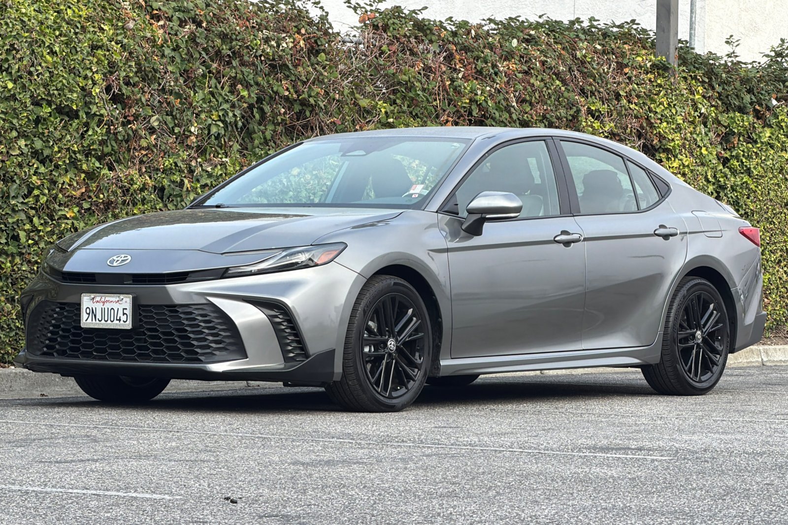 Used 2025 Toyota Camry SE w/ Convenience Package FWD image 9