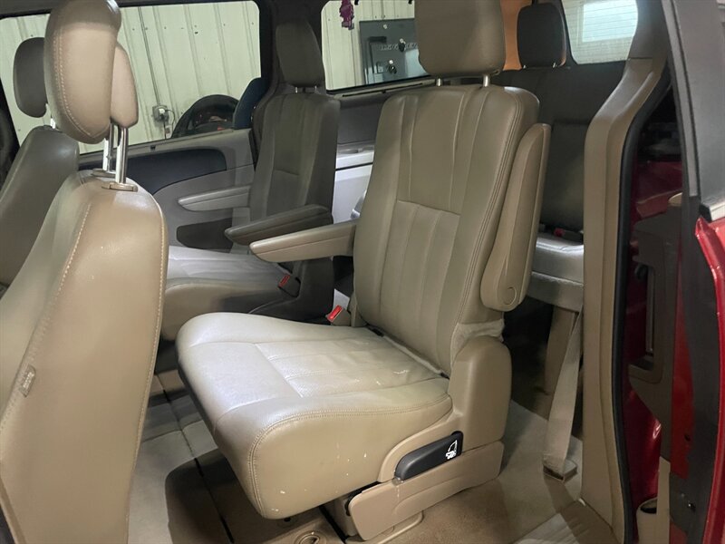 Used 2015 Chrysler Town & Country Touring-L FWD image 18