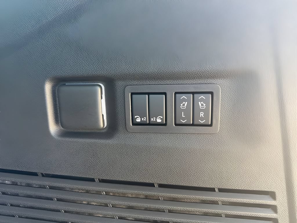 Used 2026 Chevrolet Suburban High Country RWD image 35