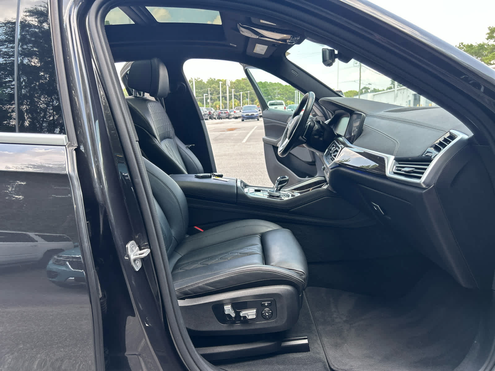 Used 2021 BMW X6 xDrive40i w/ Executive Package AWD/4WD image 11