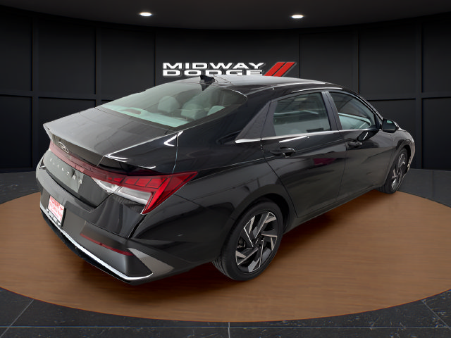 Used 2025 Hyundai Elantra SEL FWD image 4