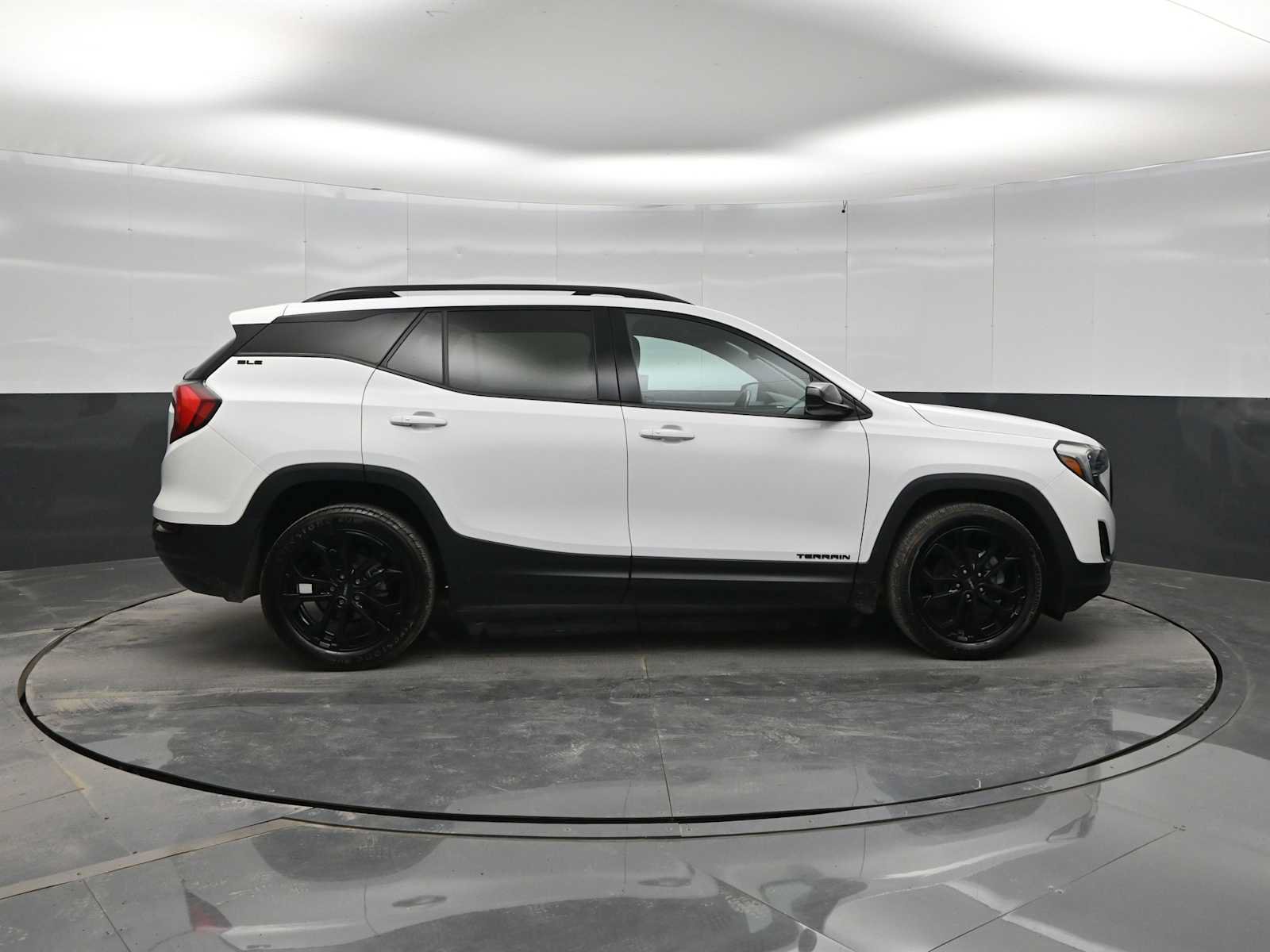 Used 2021 GMC Terrain SLE w/ Driver Convenience Package FWD image 9