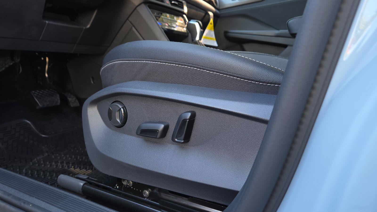 New 2027 Volkswagen Taos SE FWD image 21