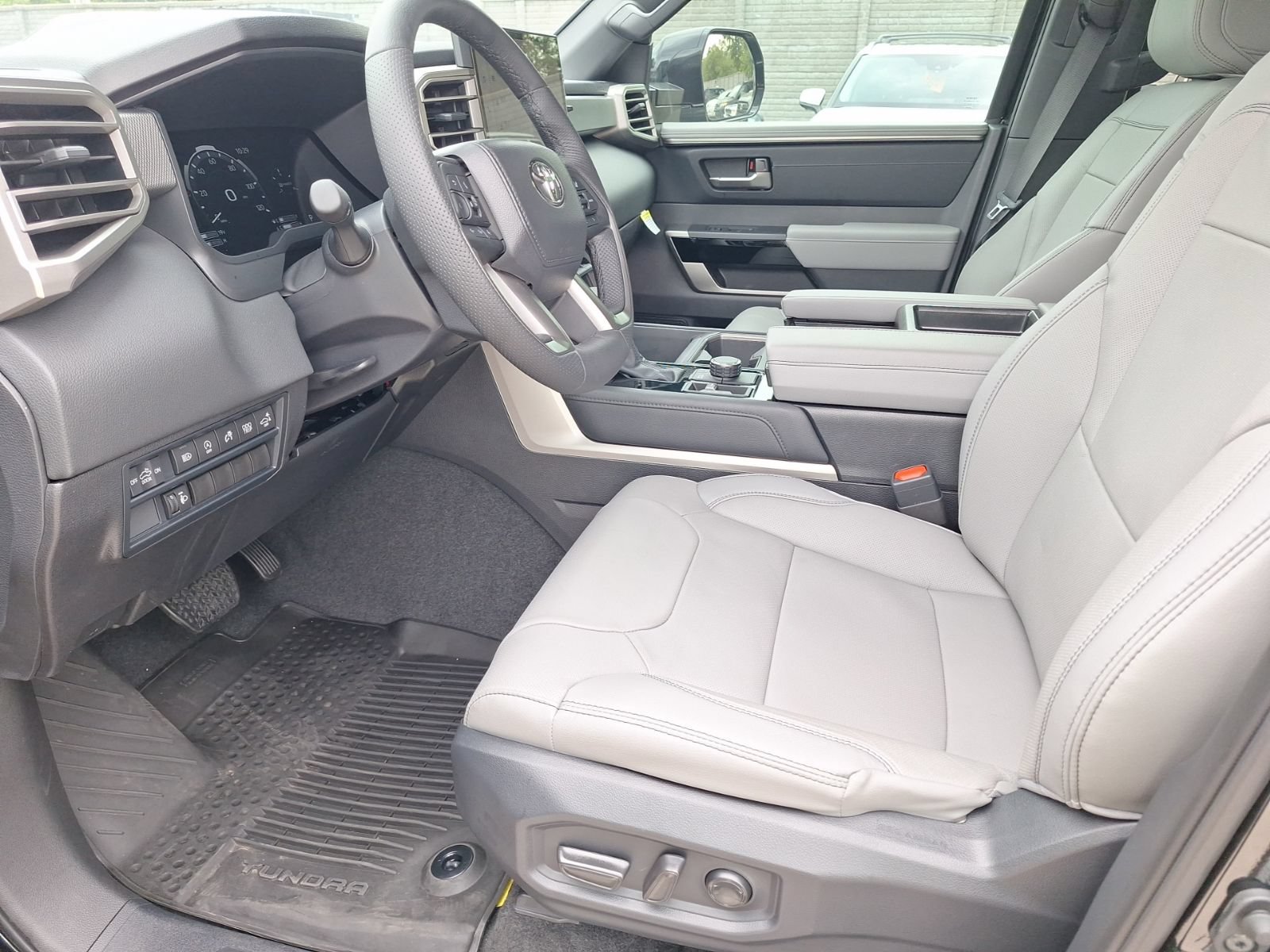 Used 2026 Toyota Tundra Limited AWD/4WD image 16
