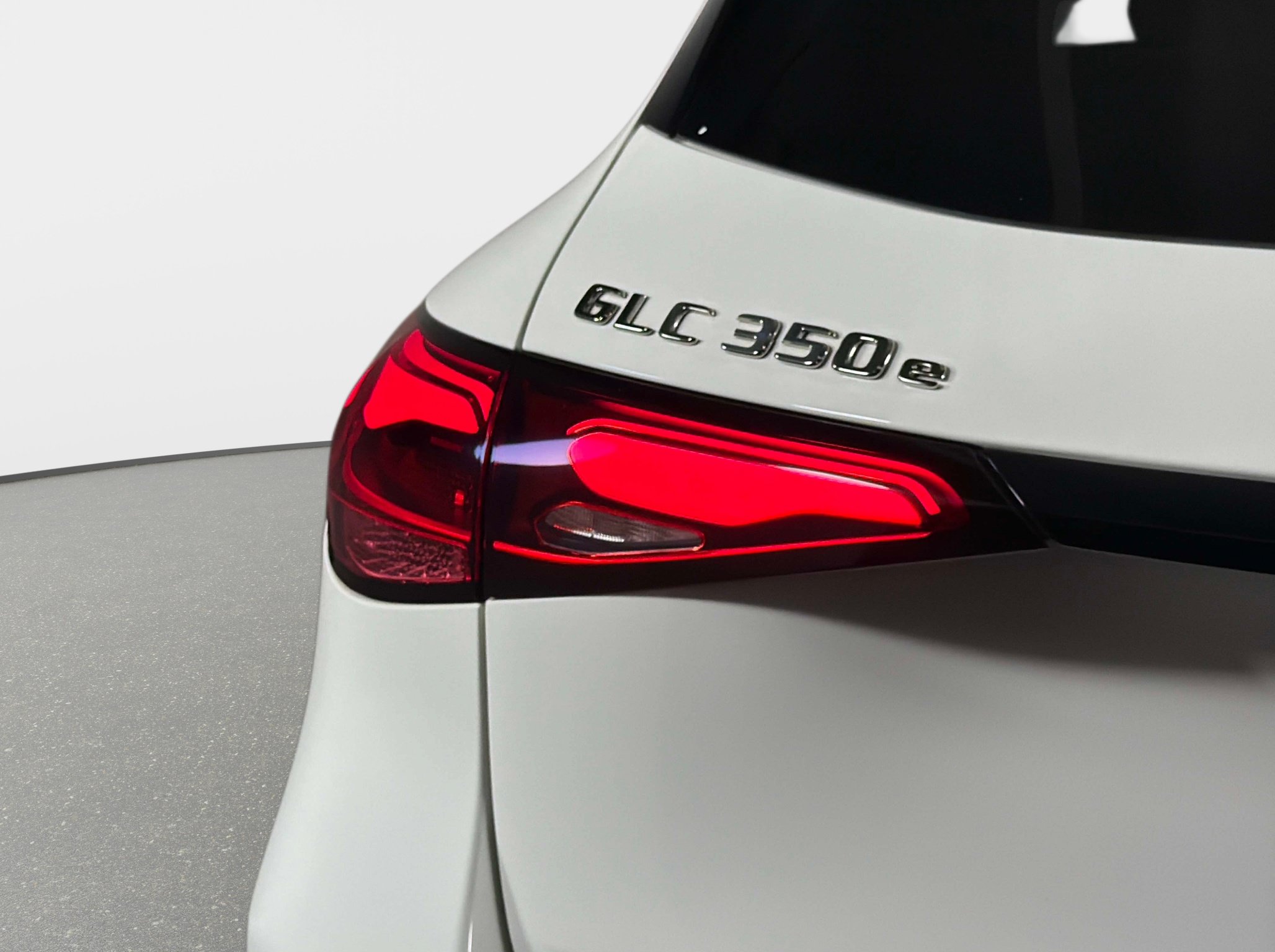 Used 2025 Mercedes-Benz GLC 350e 4MATIC image 9