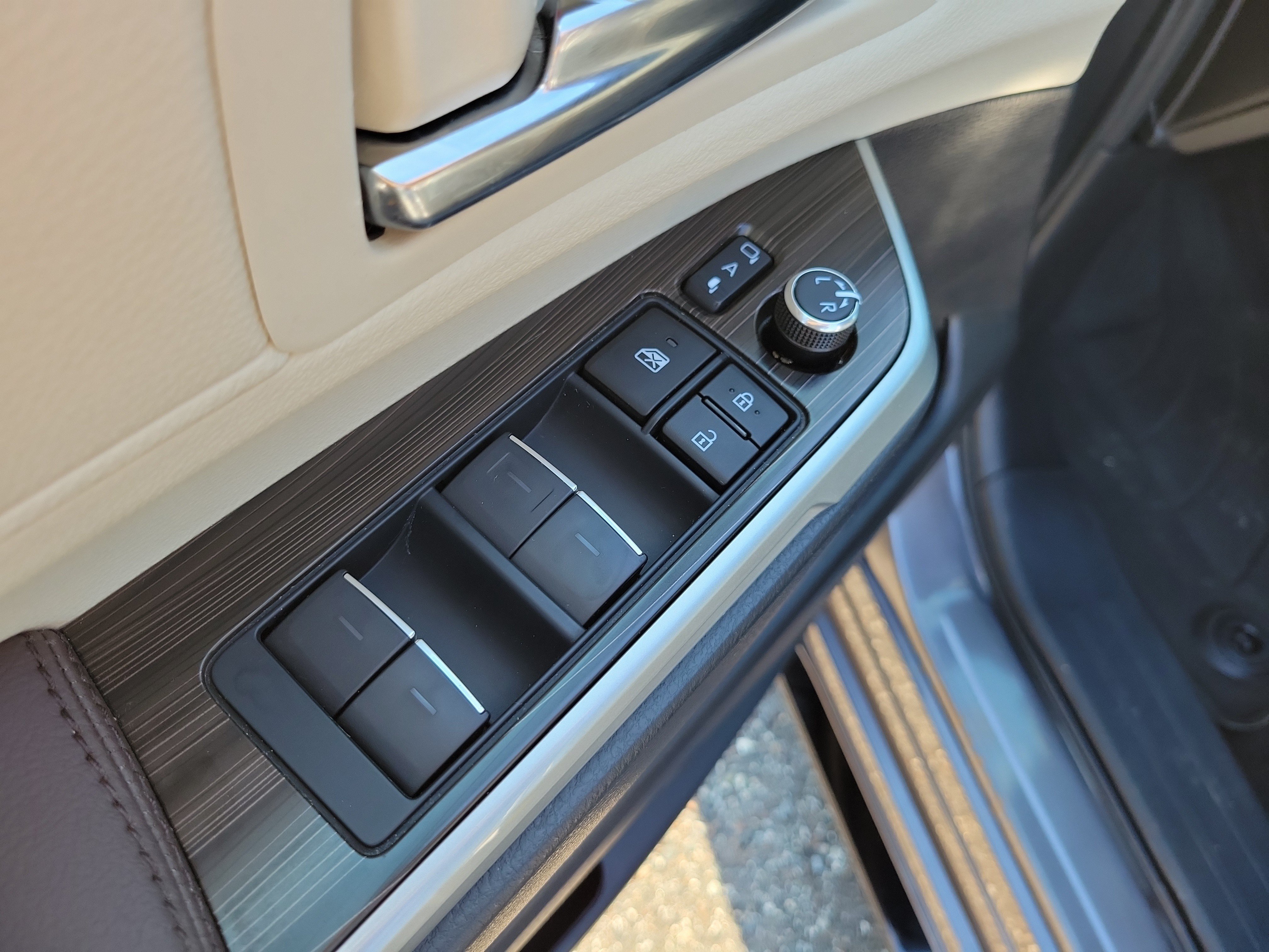 Used 2023 Toyota Sienna Platinum FWD image 23