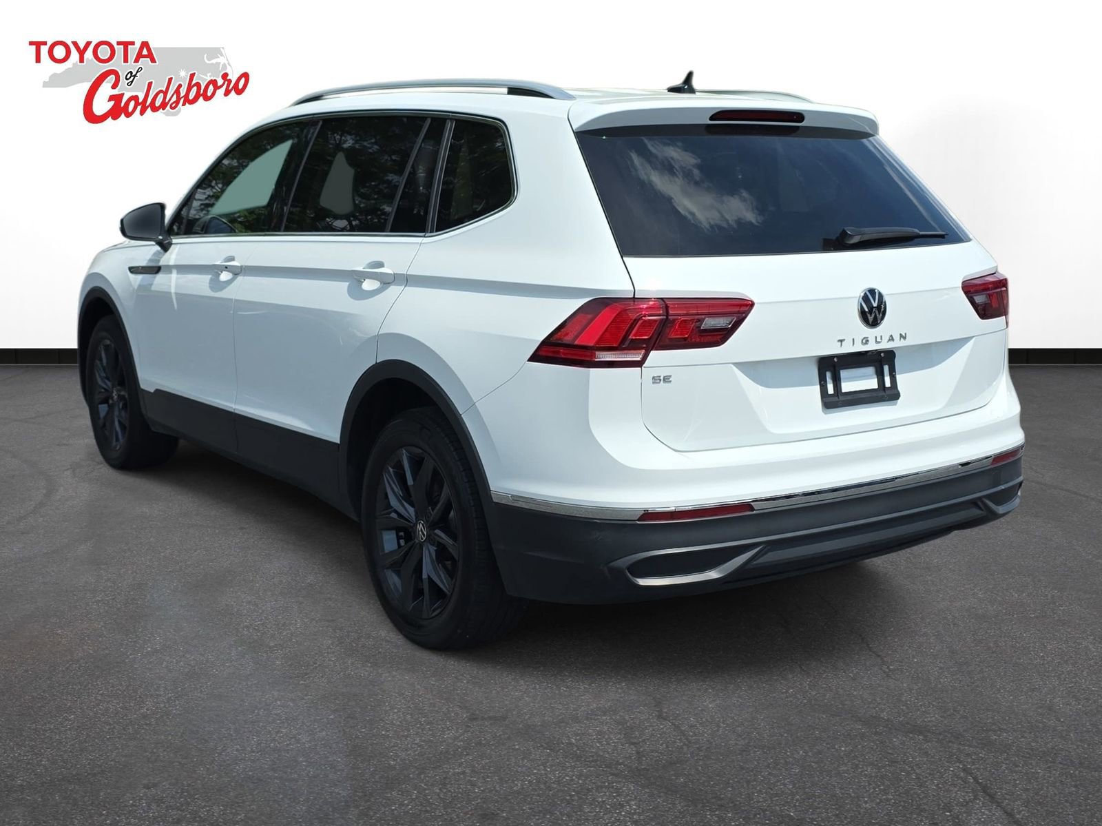 Used 2024 Volkswagen Tiguan SE w/ Panoramic Sunroof Package FWD image 7