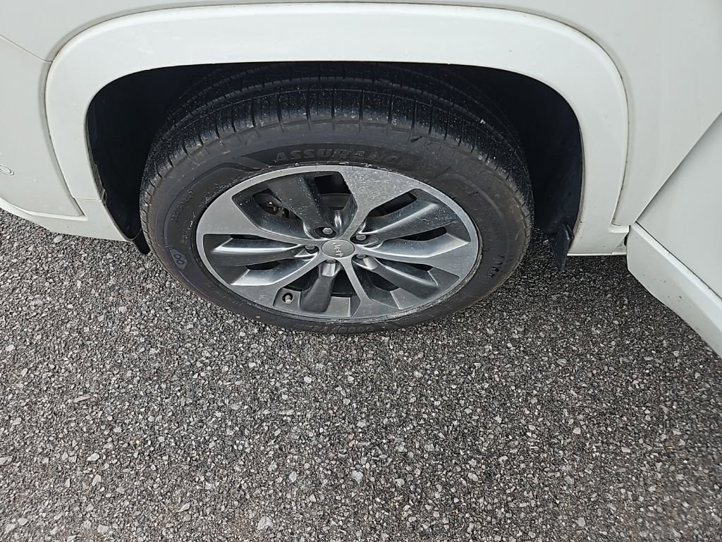 Used 2019 Jeep Cherokee Overland w/ Technology Group image 14