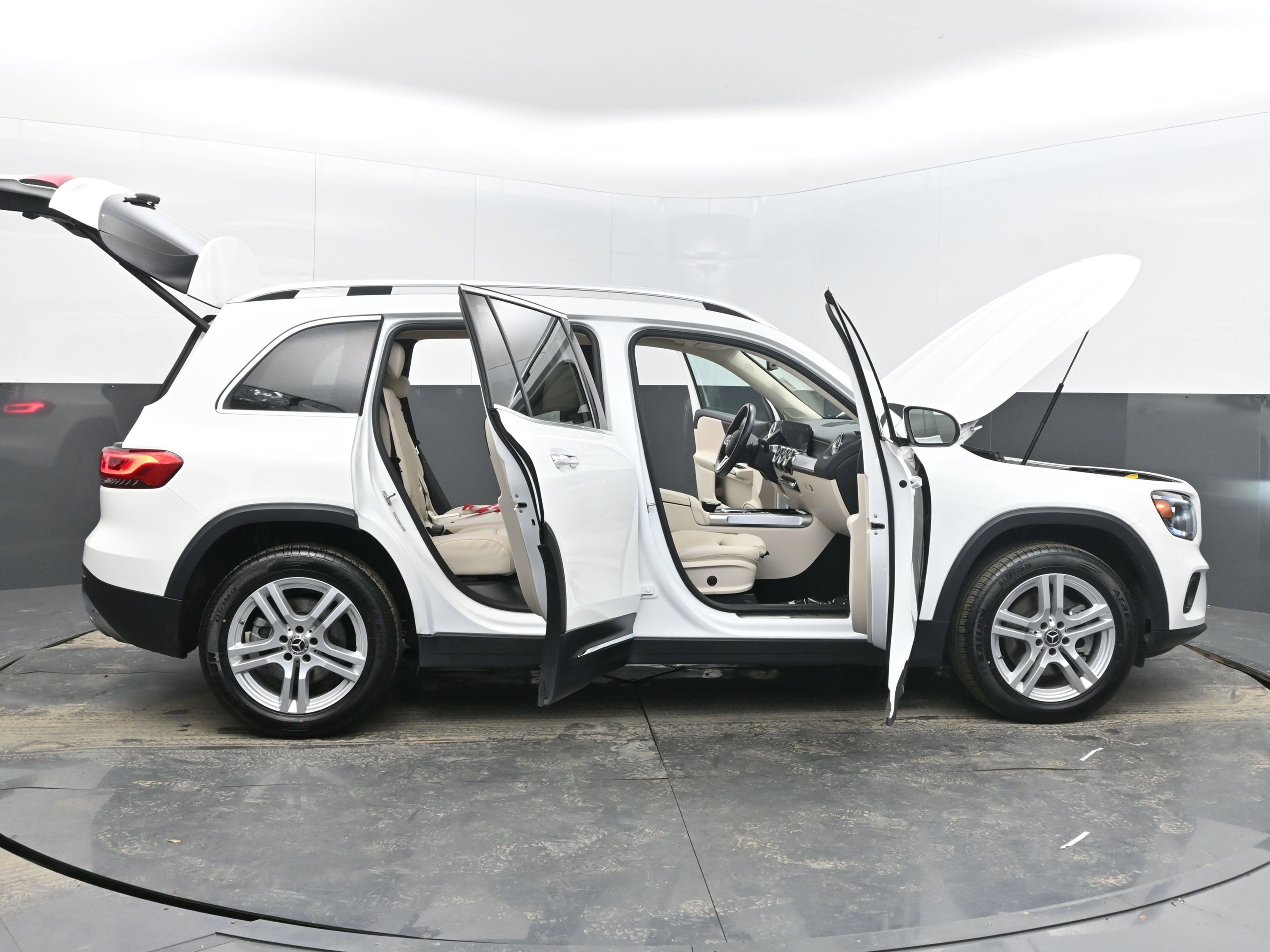 Used 2023 Mercedes-Benz GLB 250 4MATIC w/ Premium Package image 46