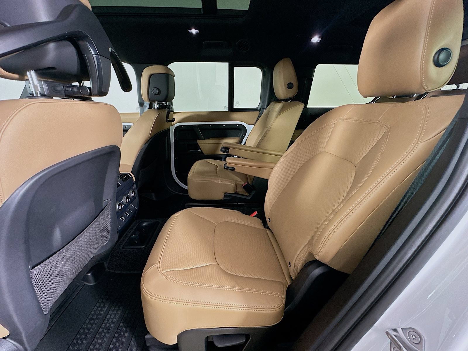 New 2026 Land Rover Defender 130 X-Dynamic SE AWD/4WD image 37