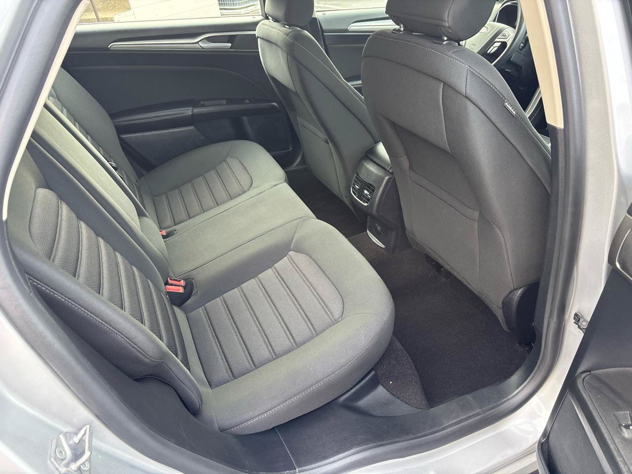 Used 2019 Ford Fusion SE FWD image 32