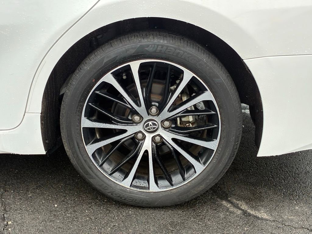 Used 2020 Toyota Camry SE w/ Sunroof Package image 48