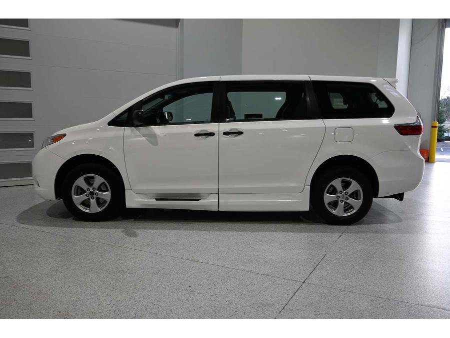 Used 2015 Toyota Sienna L FWD image 9