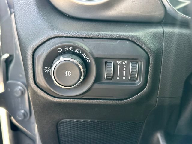 Used 2018 Jeep Wrangler Unlimited Sahara w/ Cold Weather Group AWD/4WD image 11