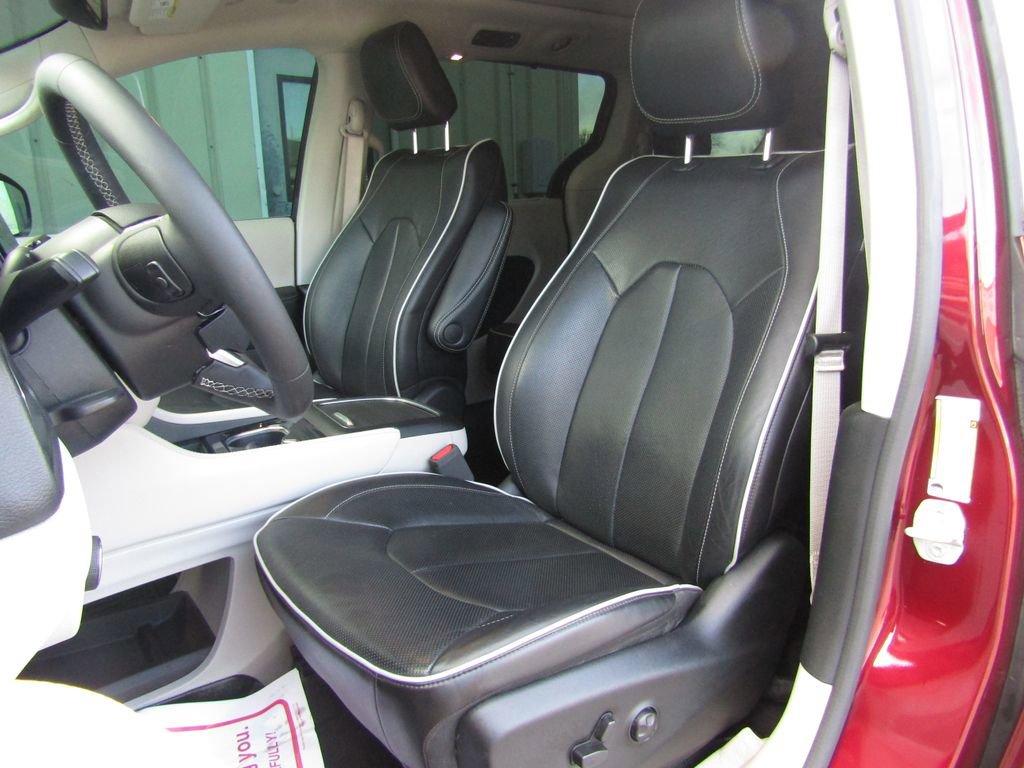 Used 2023 Chrysler Pacifica Limited AWD/4WD image 23