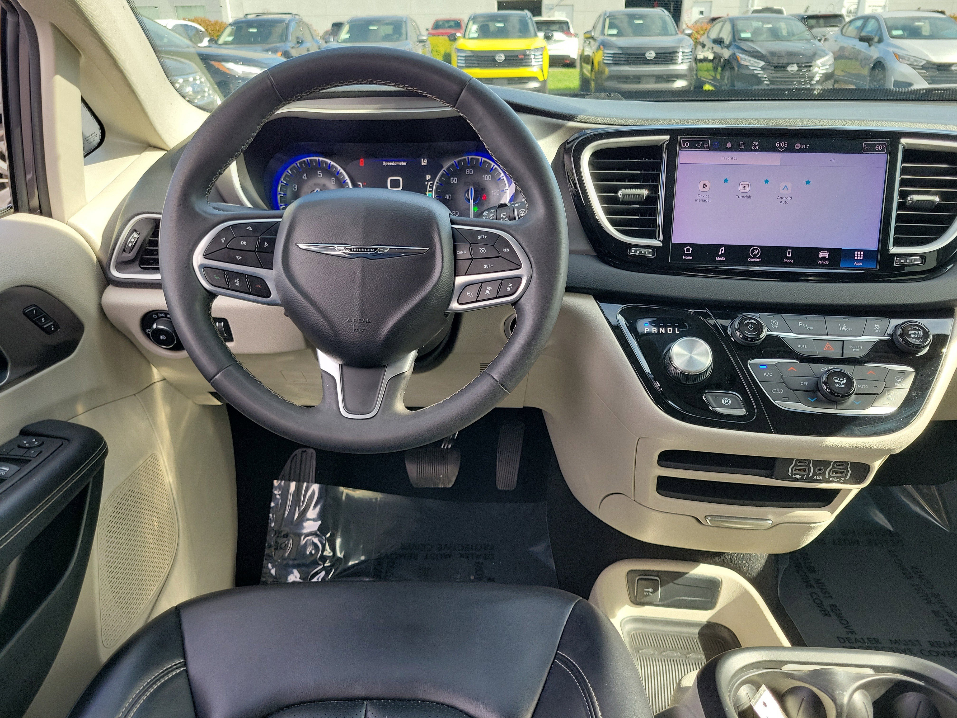 Used 2023 Chrysler Pacifica Touring-L image 10