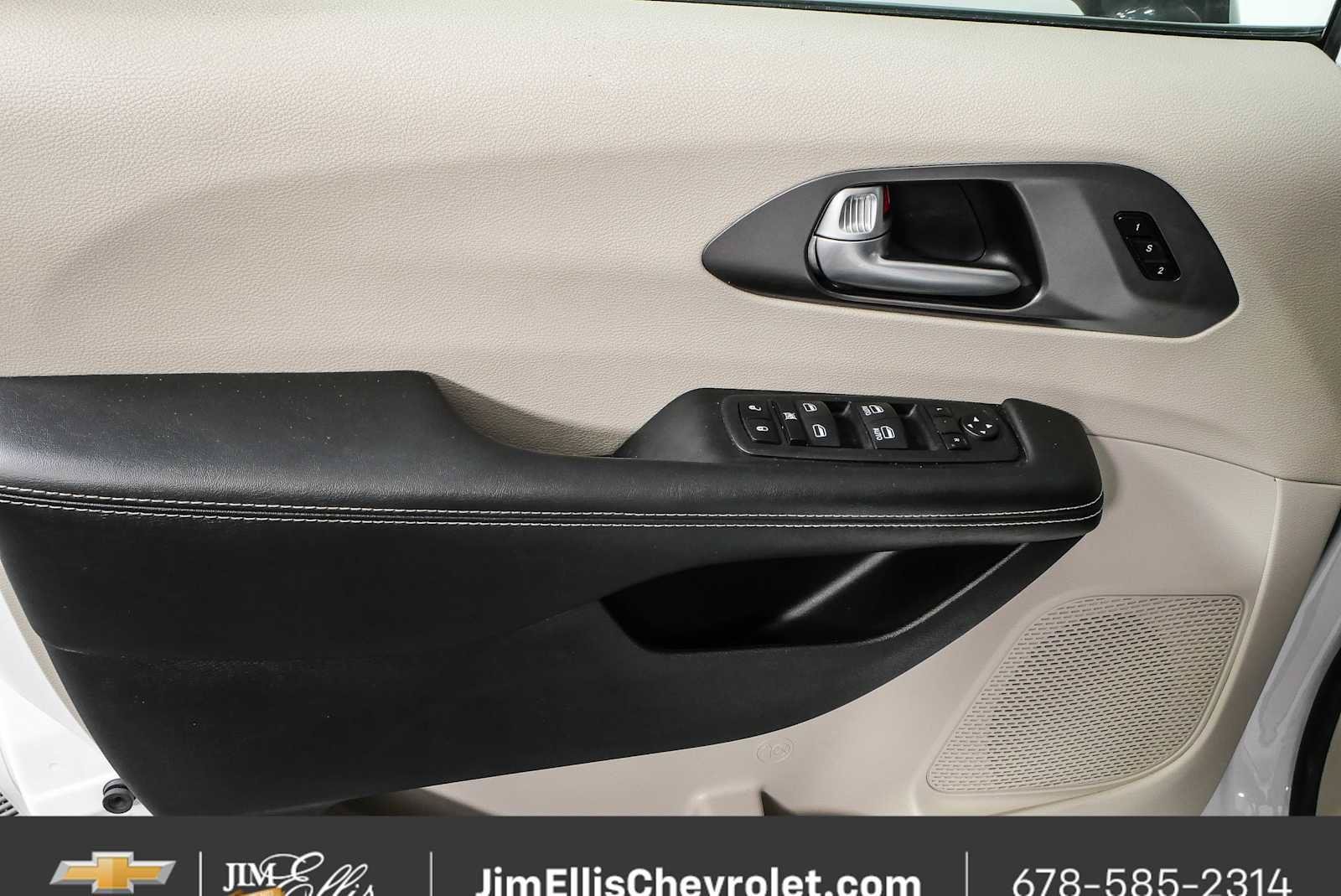 Used 2024 Chrysler Pacifica Touring-L FWD image 6
