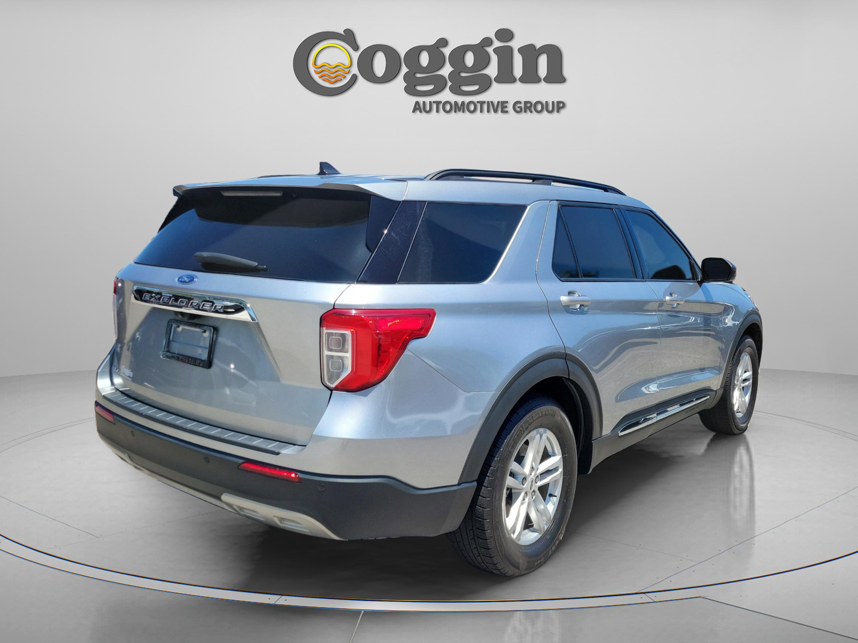 Used 2023 Ford Explorer XLT w/ Equipment Group 202A RWD image 3