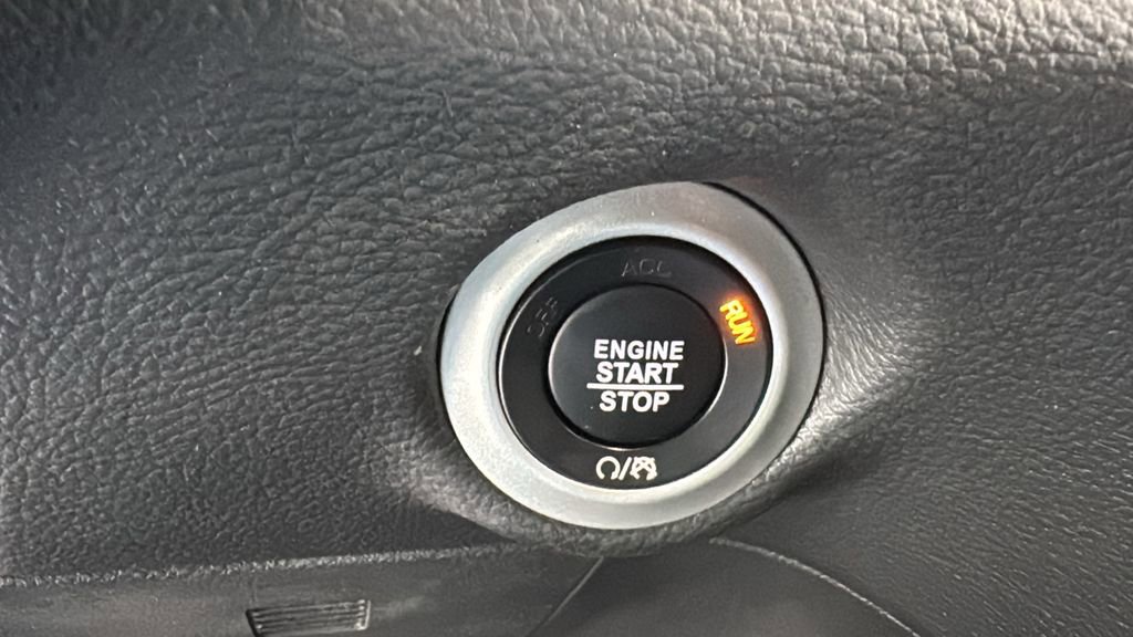 Used 2024 Chrysler Pacifica Select image 29