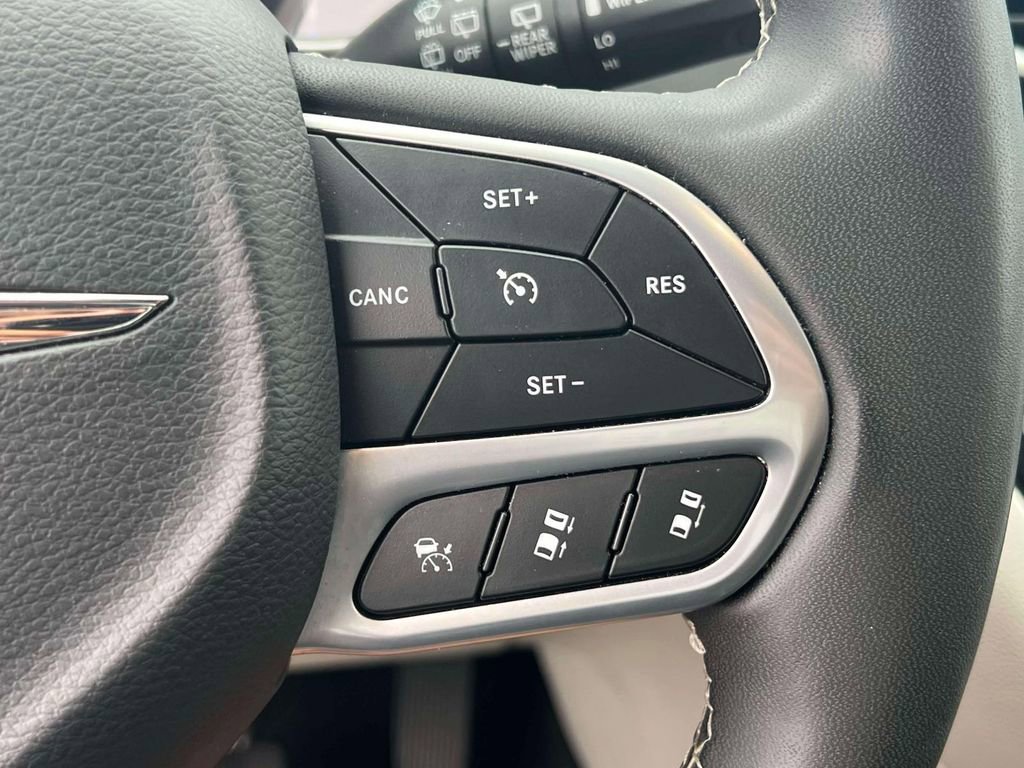 Used 2023 Chrysler Pacifica Touring-L FWD image 23