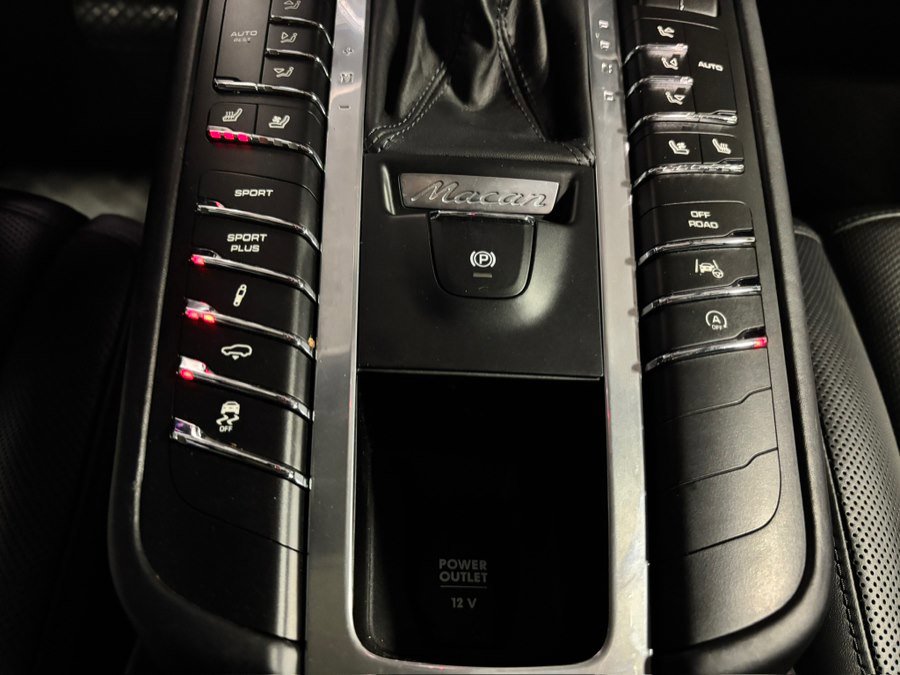Used 2017 Porsche Macan Turbo AWD/4WD image 12