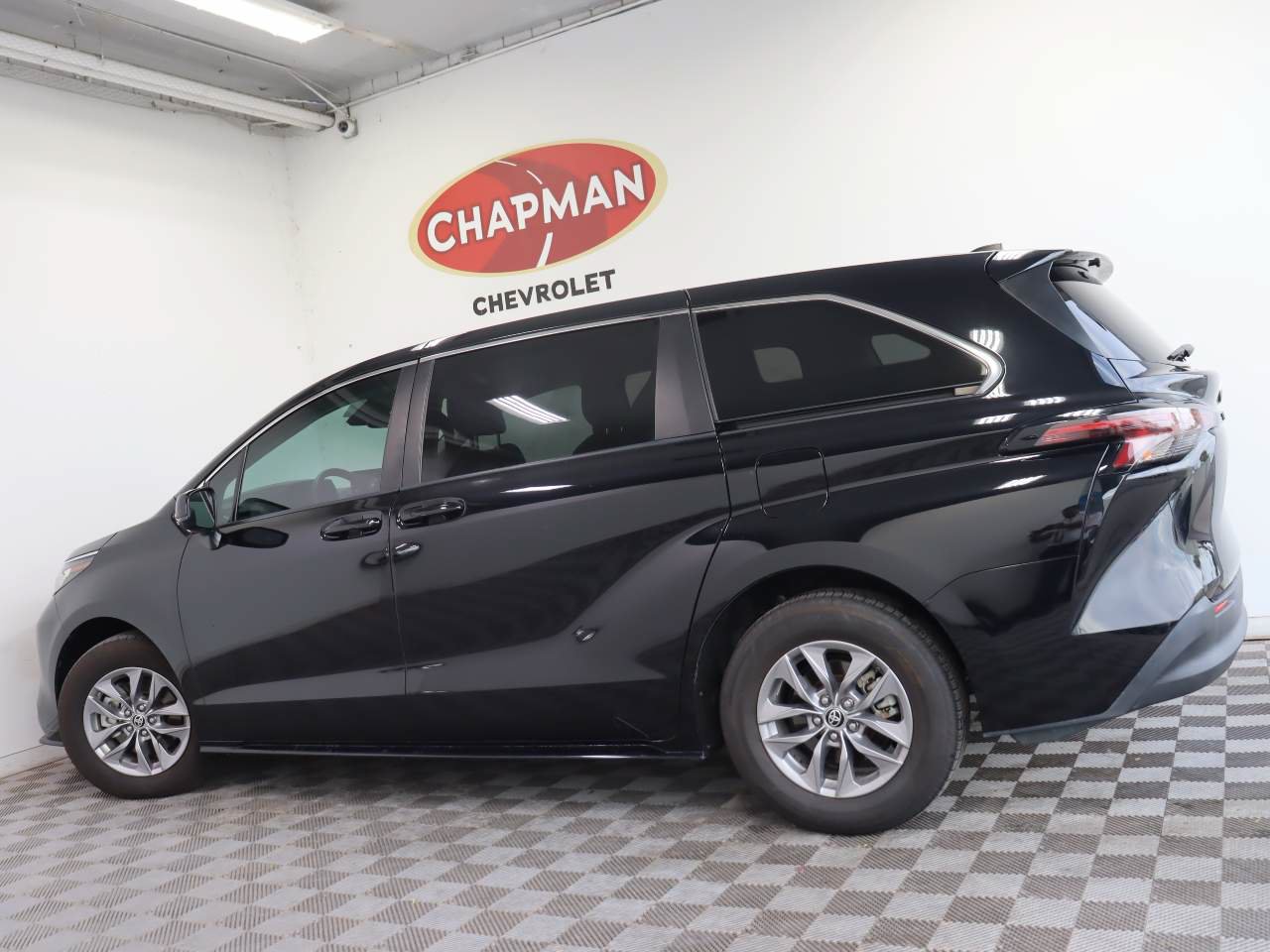 Used 2023 Toyota Sienna LE FWD image 3
