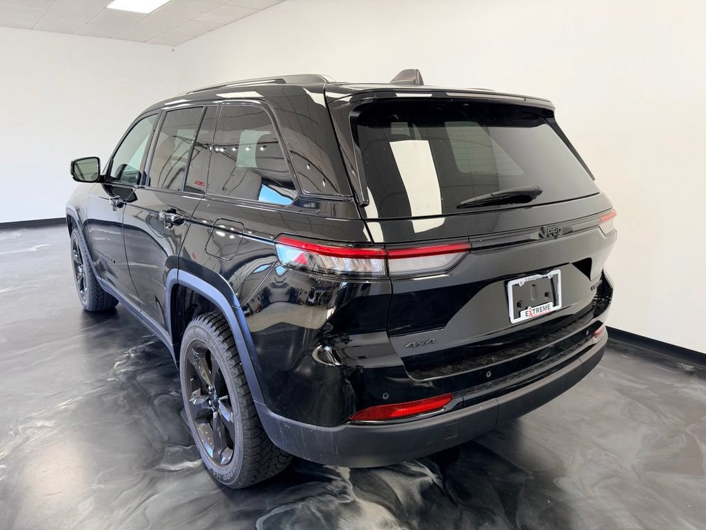 Used 2024 Jeep Grand Cherokee Limited w/ Black Appearance Package AWD/4WD image 21