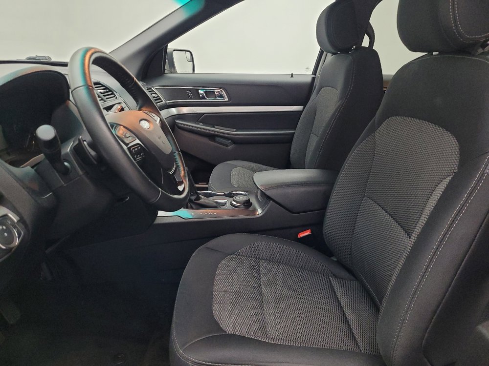 Used 2017 Ford Explorer XLT image 17