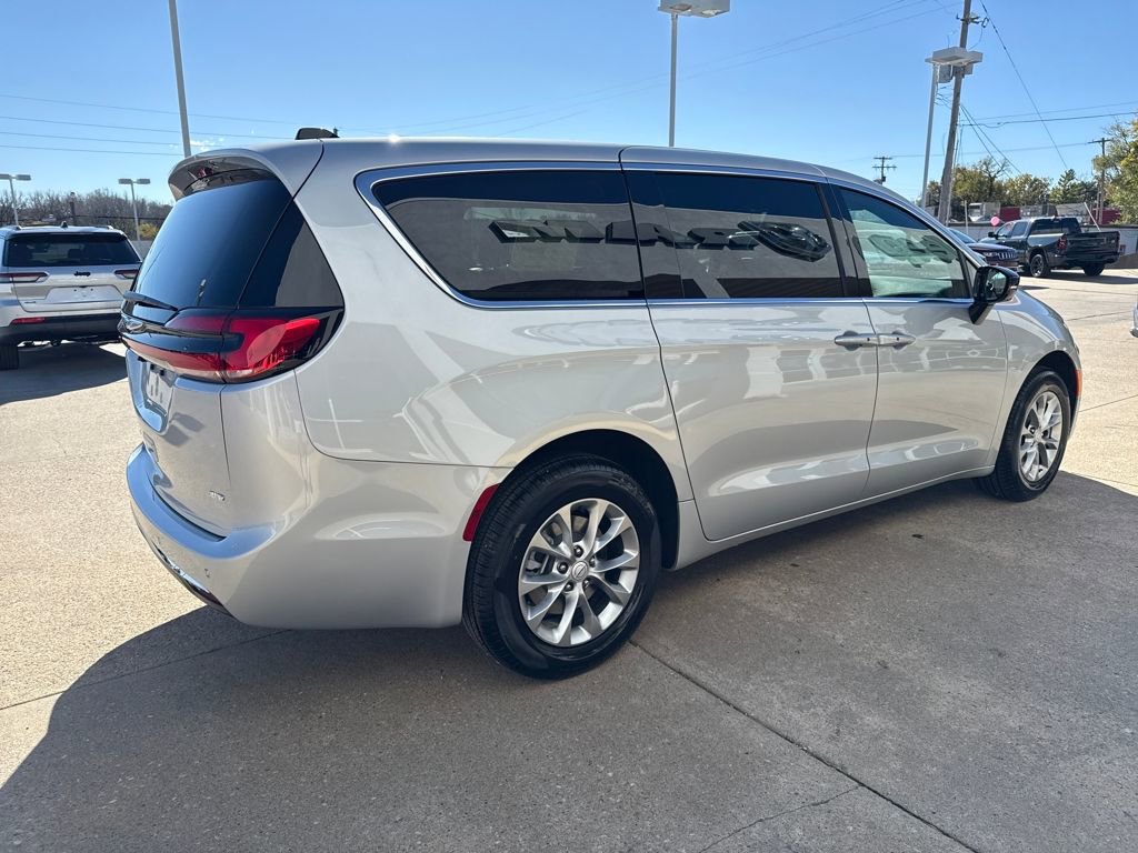 New 2026 Chrysler Pacifica Select image 6