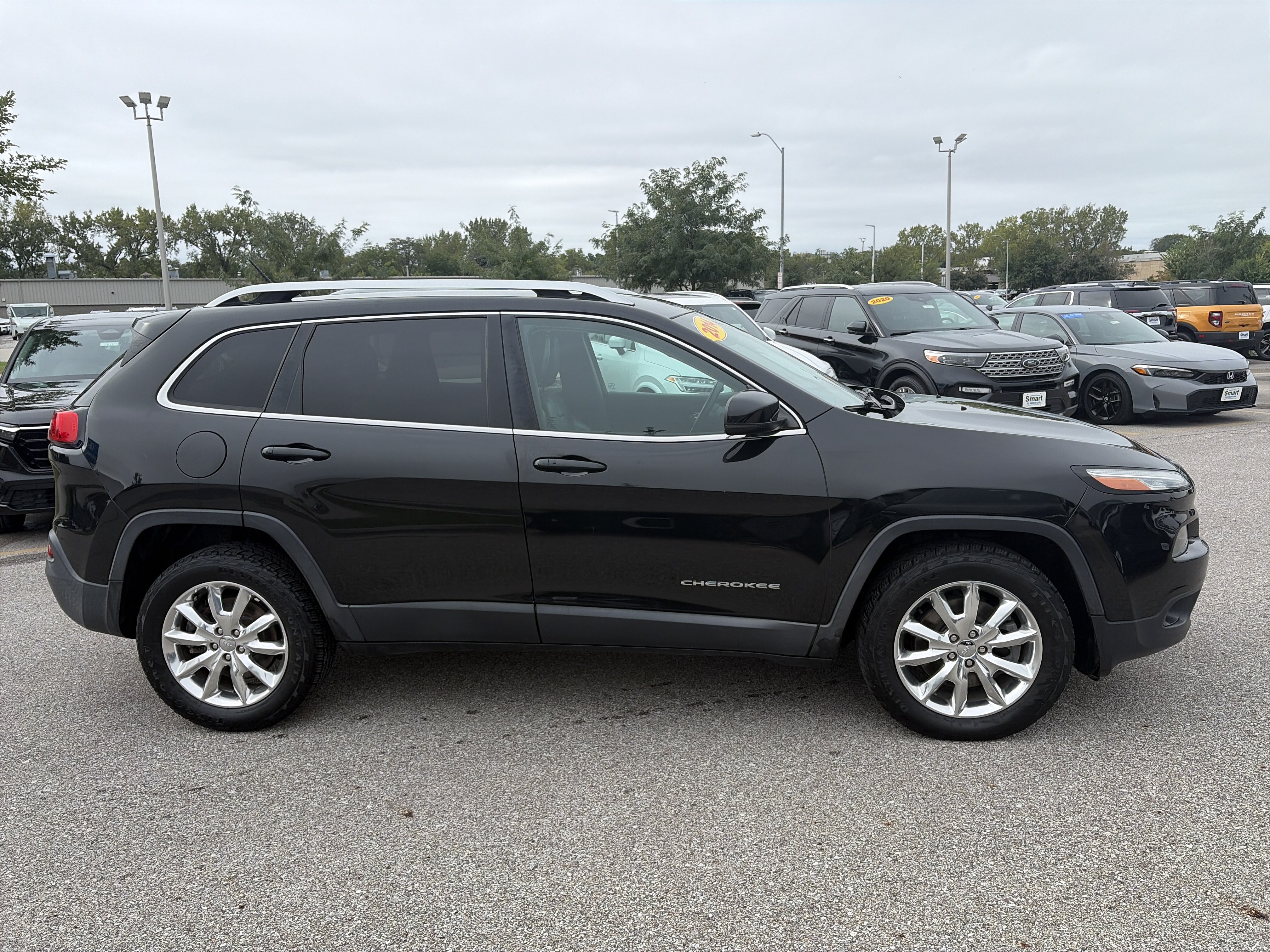 Used 2014 Jeep Cherokee Limited w/ Luxury Group AWD/4WD image 4