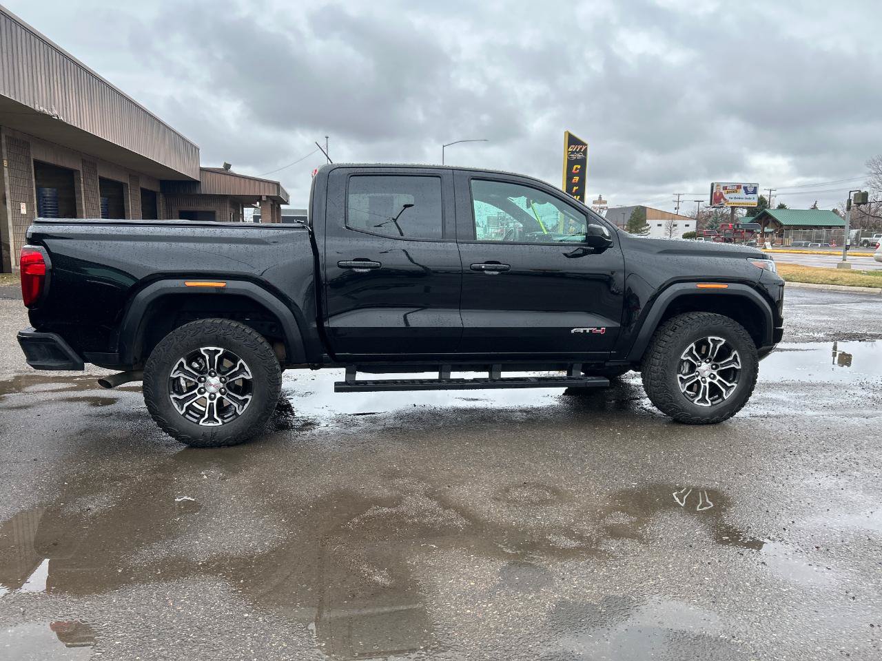 Used 2024 GMC Canyon AT4 AWD/4WD image 2