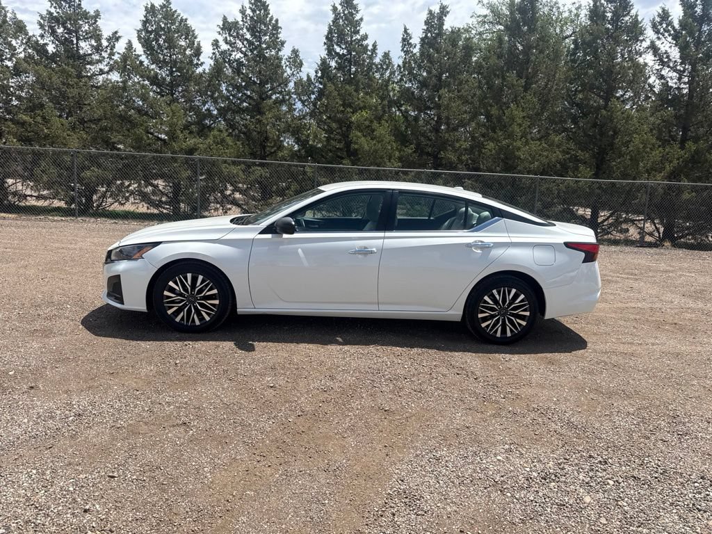 Used 2025 Nissan Altima 2.5 SV FWD image 3