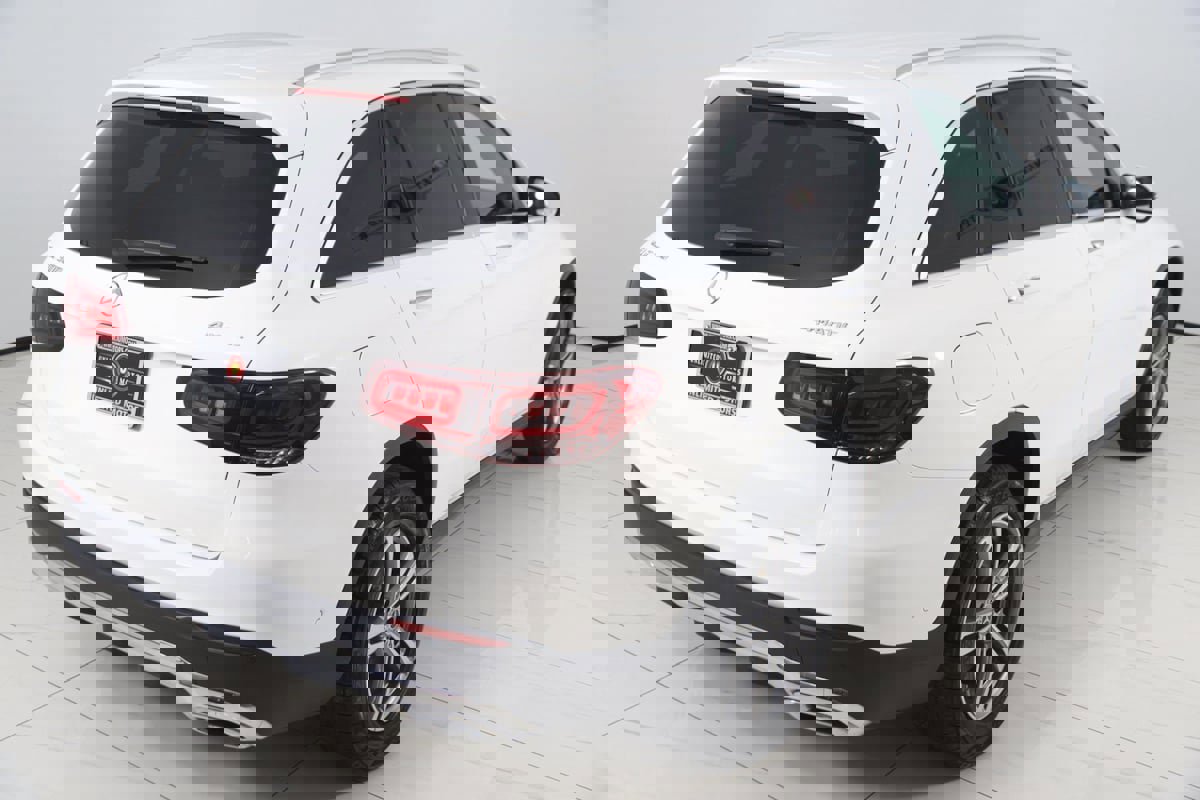 Used 2022 Mercedes-Benz GLC 300 4MATIC w/ Driver Assistance Package image 60