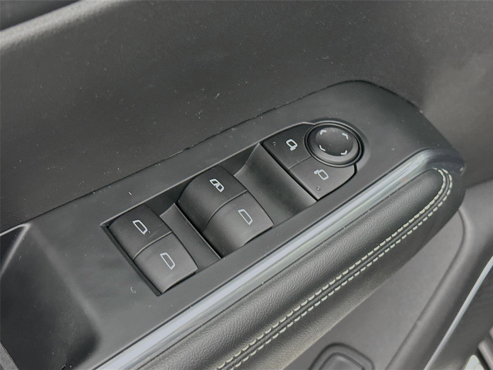 Used 2025 GMC Acadia Elevation image 18