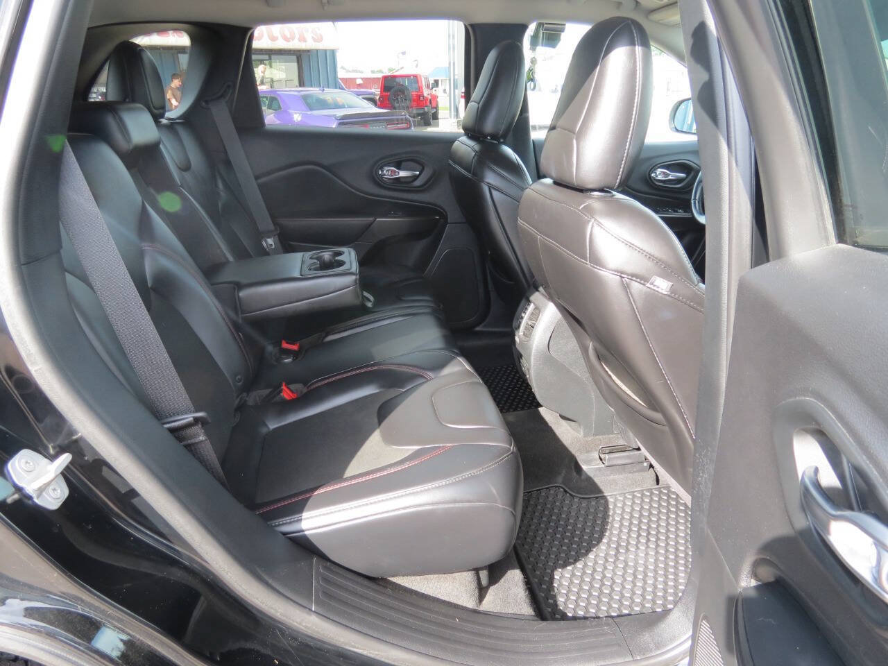 Used 2019 Jeep Cherokee Trailhawk w/ Cold Weather Group AWD/4WD image 9