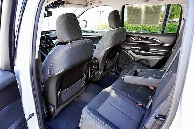 Used 2023 Jeep Grand Cherokee Laredo RWD image 17