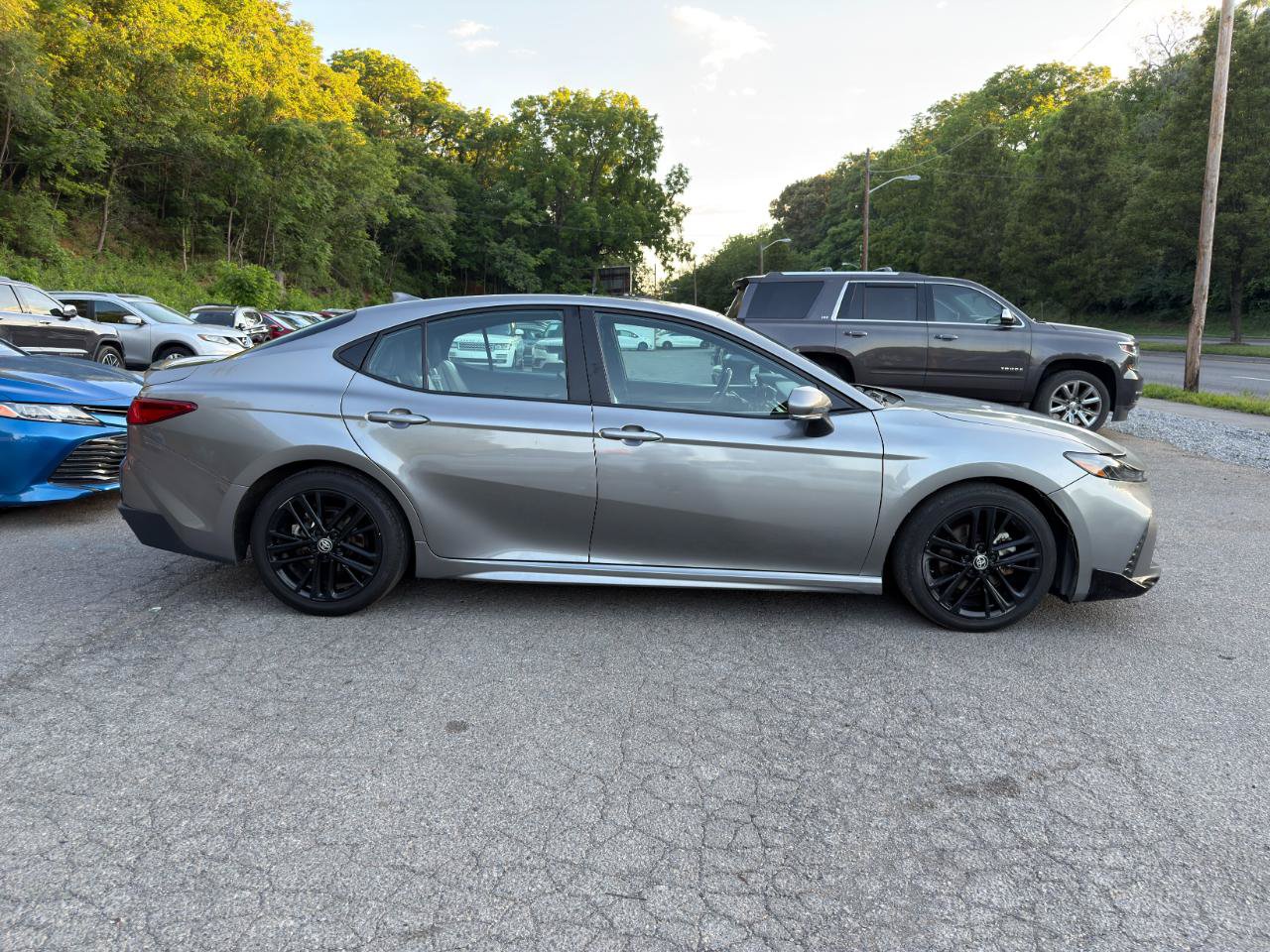 Used 2025 Toyota Camry SE w/ Convenience Package FWD image 4