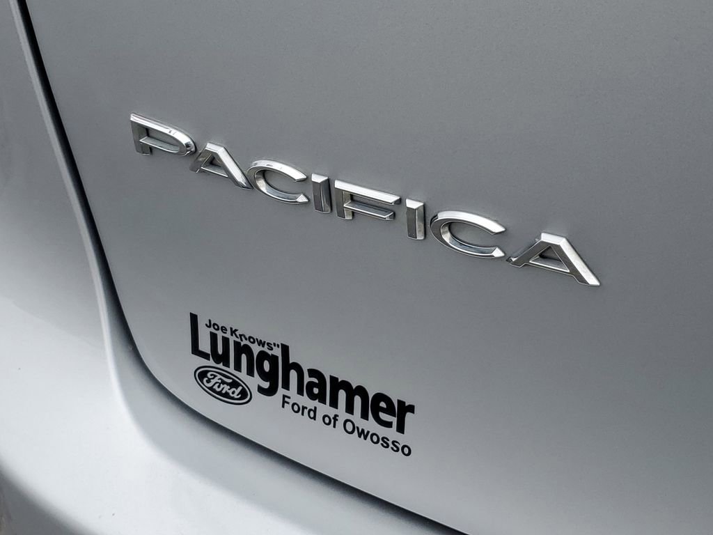 Used 2023 Chrysler Pacifica Touring-L image 34