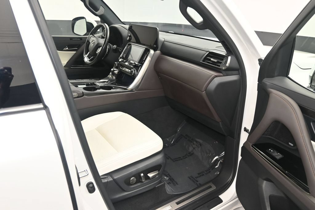Used 2023 Lexus LX 600 4WD w/ Luxury Package image 10