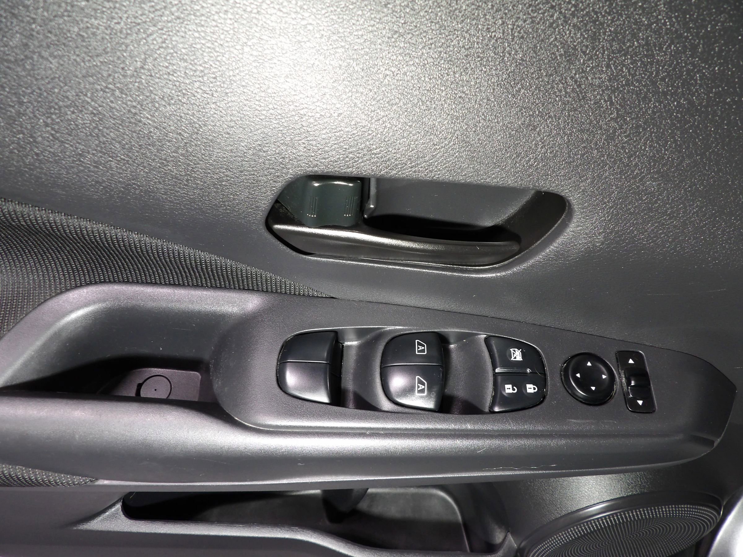 Used 2021 Nissan Kicks S image 9