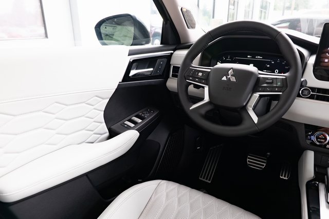 New 2025 Mitsubishi Outlander AWD image 12
