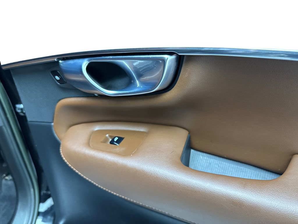 Used 2023 Volvo XC90 B6 Plus image 48